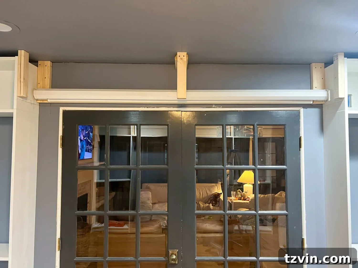 Akıllı IKEA Hack: Gizli Projeksiyon Perdesi Nasıl Yapılır 10 Securely anchoring the hidden projector screen box frame to wall studs between bookcases