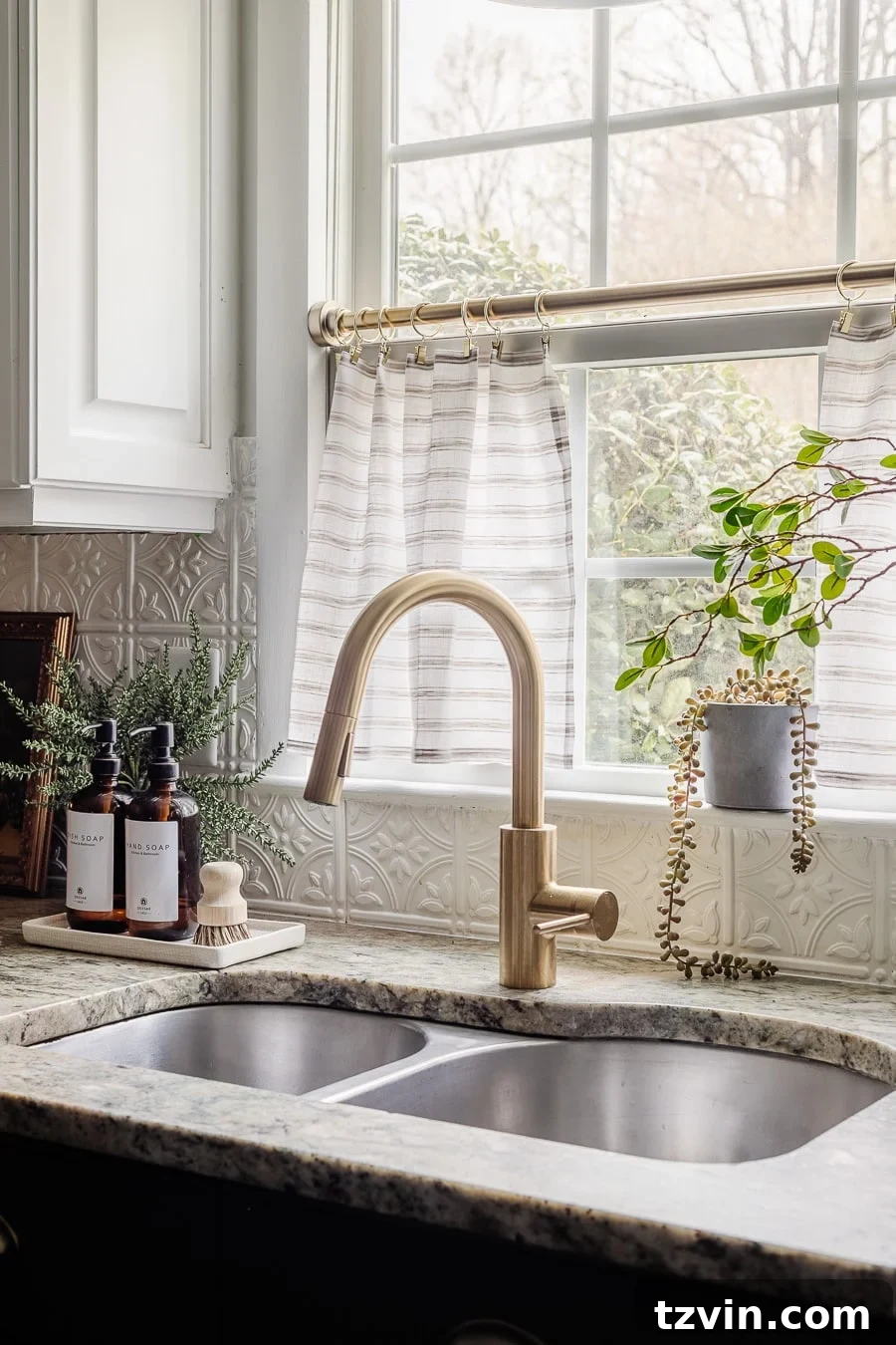 Kolay ve Dikişsiz Kafe Perdesi Yapımı 2 kitchen sink window with striped diy cafe curtains