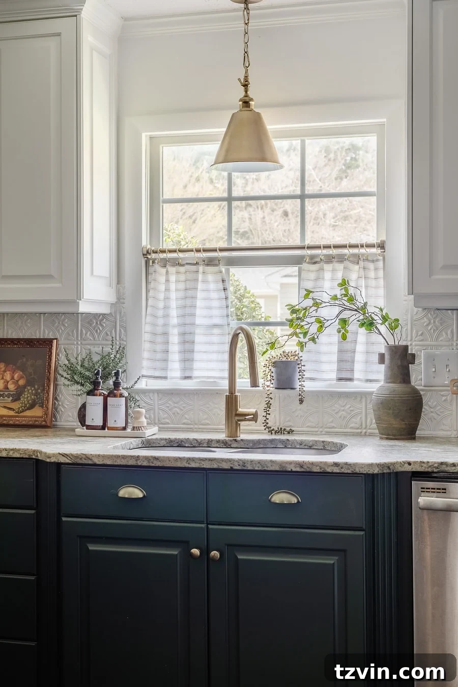 Kolay ve Dikişsiz Kafe Perdesi Yapımı 4 kitchen sink window with striped cafe curtains, white upper cabinets, green lower cabinets, and pressed tin backsplash