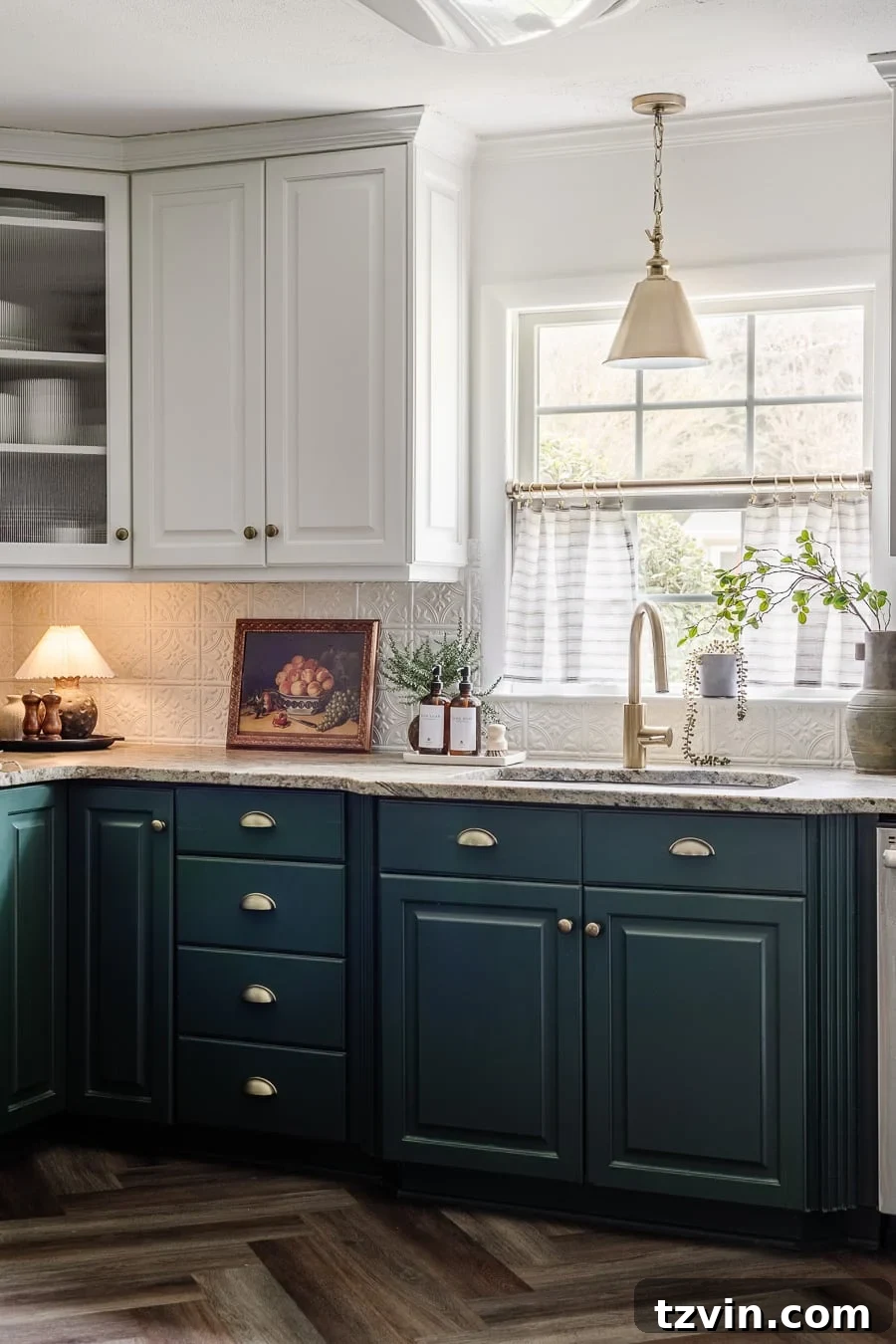 Kolay ve Dikişsiz Kafe Perdesi Yapımı 6 white and green kitchen cabinets with mini lamp on countertop