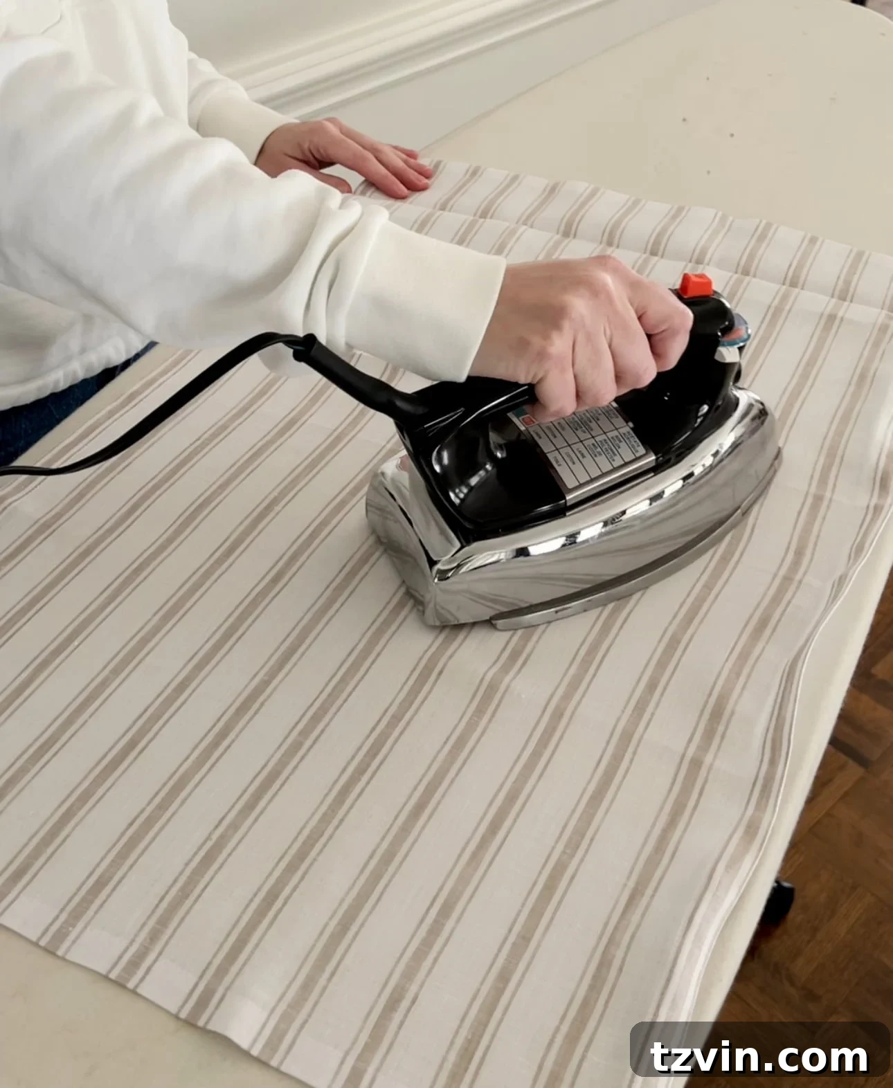 Kolay ve Dikişsiz Kafe Perdesi Yapımı 7 hot iron on a linen kitchen towel