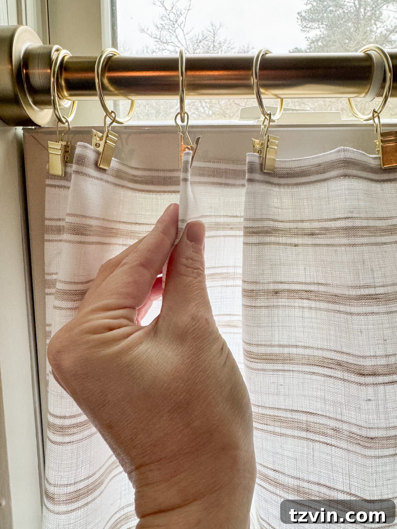 Kolay ve Dikişsiz Kafe Perdesi Yapımı 8 pinching fabric in ring clips to make diy cafe curtains