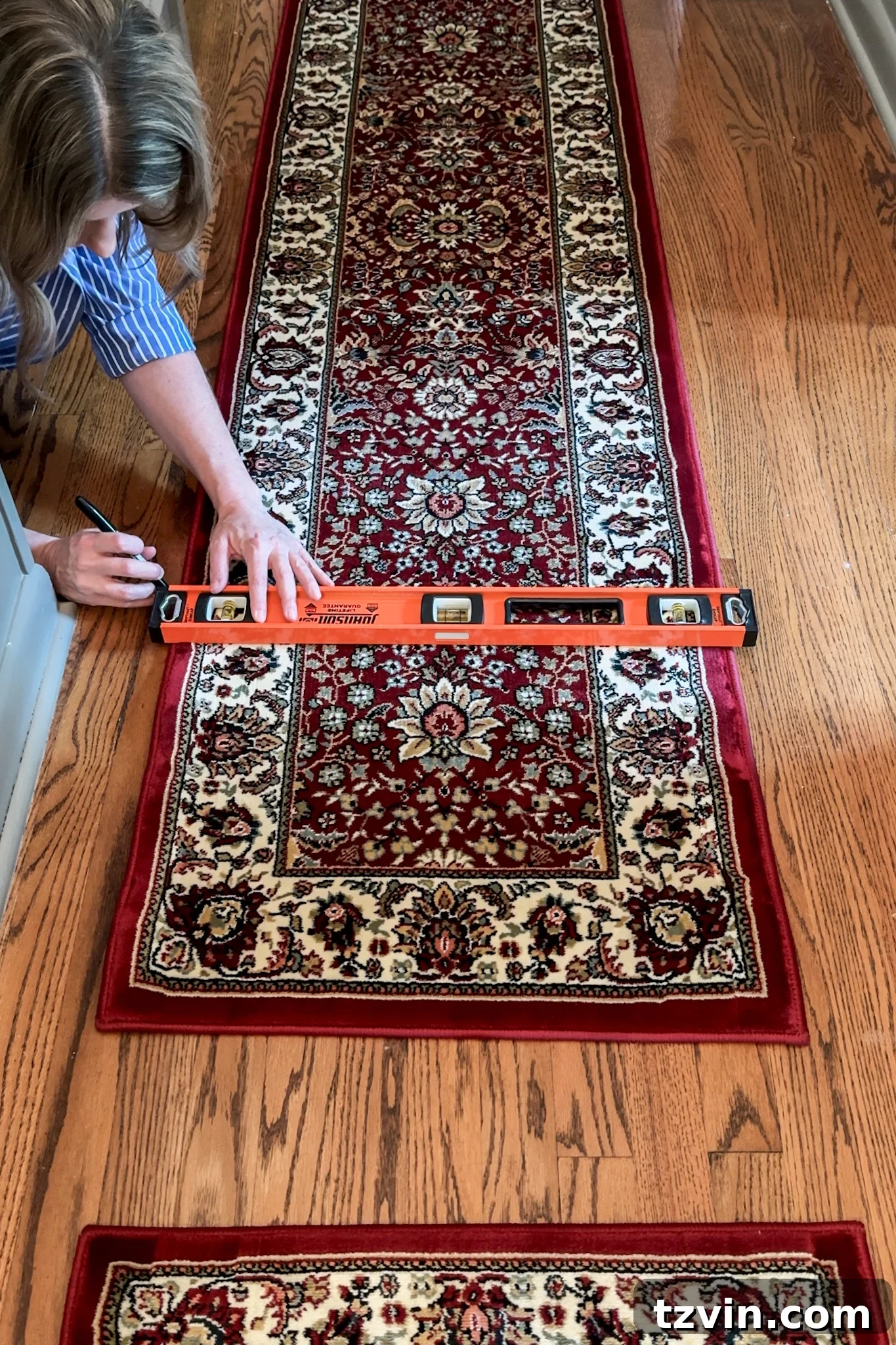 Küçük Halıları Birleştirerek Büyük Halı Yapımı 4 Two identical patterned rugs laid side-by-side on the floor, illustrating how to identify and match the pattern repeat for joining