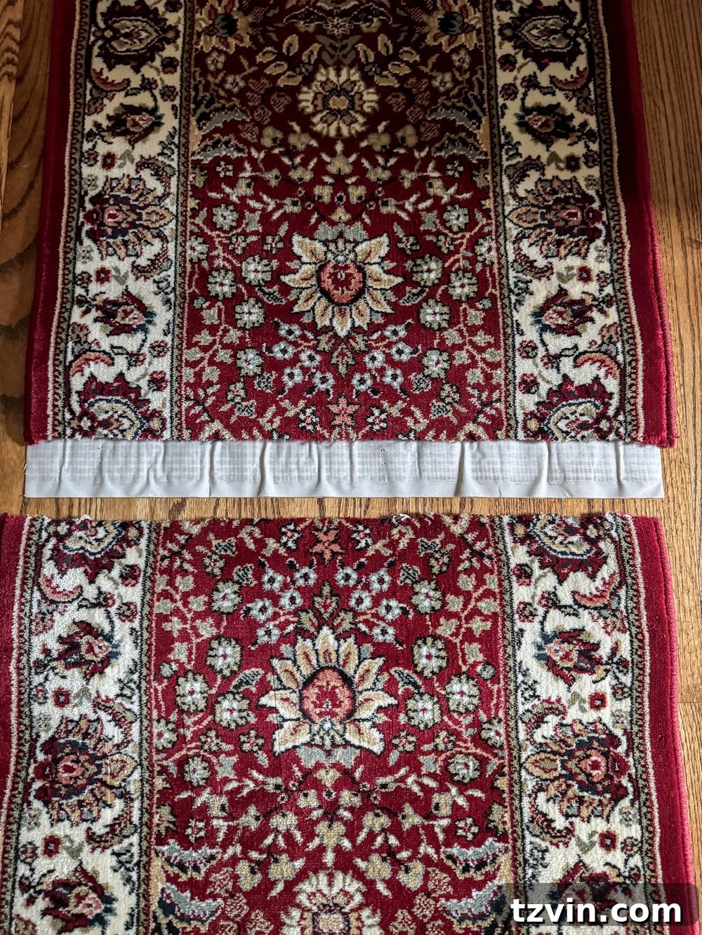 Küçük Halıları Birleştirerek Büyük Halı Yapımı 6 Hands using a utility knife to cut along a marked line on the back of a rug, with a straight edge guide and protective cardboard underneath