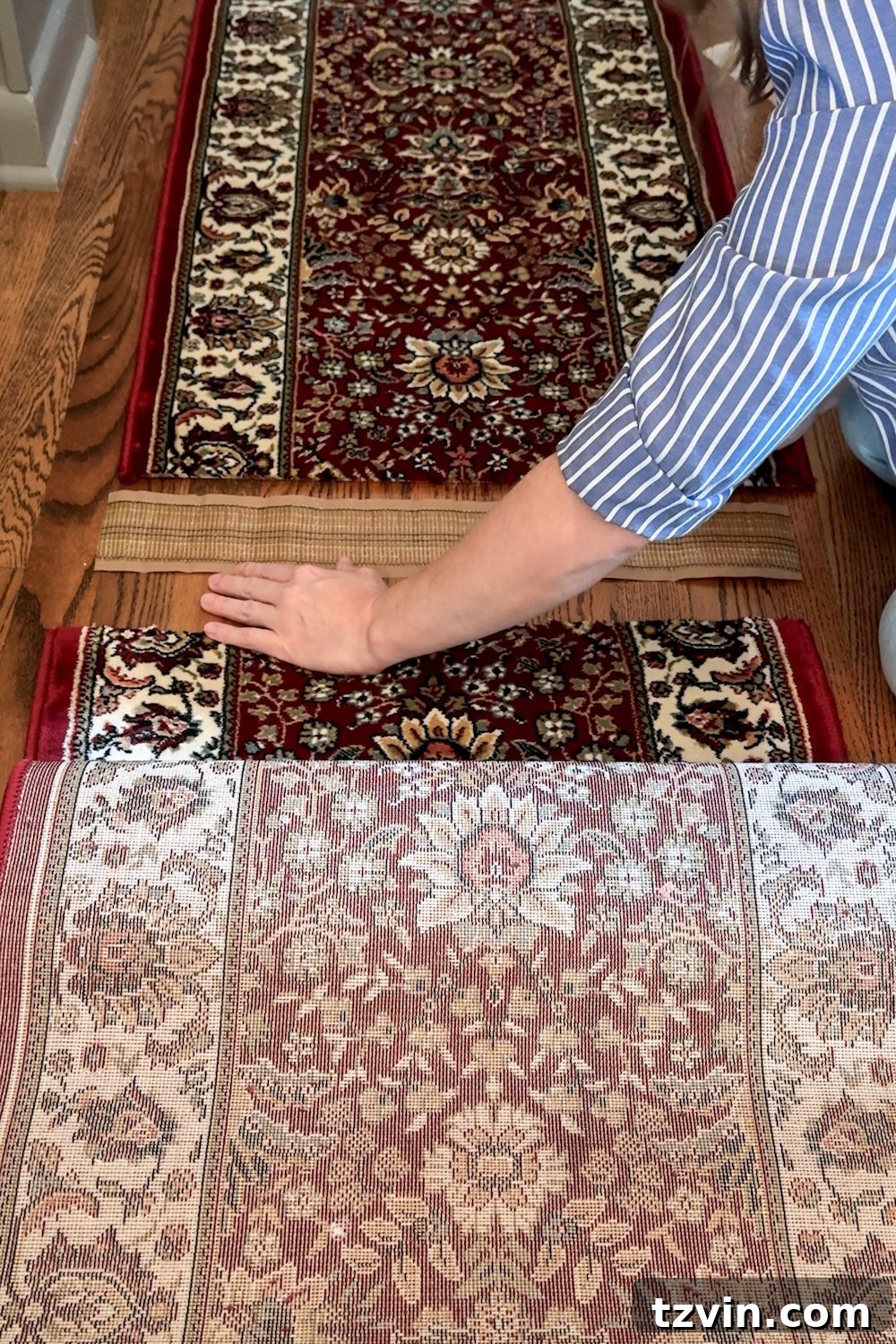 Küçük Halıları Birleştirerek Büyük Halı Yapımı 7 Close-up of two rug edges laid perfectly next to each other on the floor, demonstrating how to check for pattern alignment and a clean cut before joining