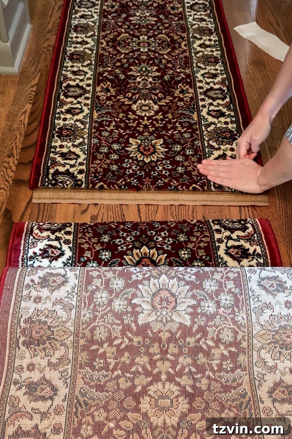Küçük Halıları Birleştirerek Büyük Halı Yapımı 8 Detailed view of two rug edges with matching patterns, precisely aligned to show the almost invisible seam before tape application