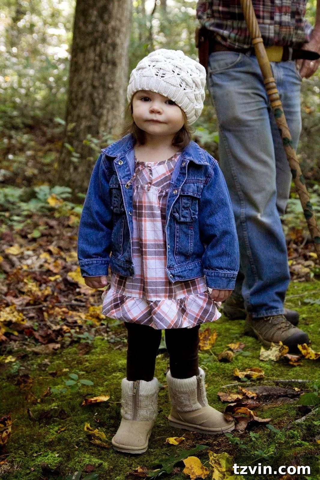 Daughter in the leaves