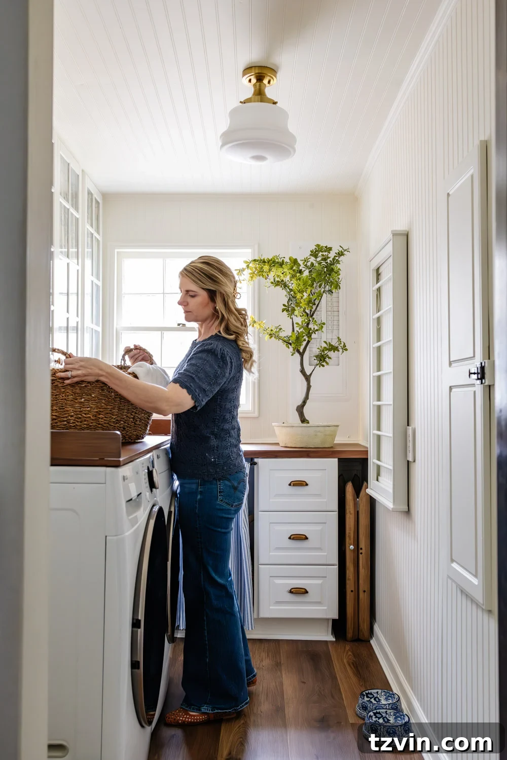 Maximizing Storage in Your Compact Laundry Room: Clever Organization Tips 28 Organized laundry room